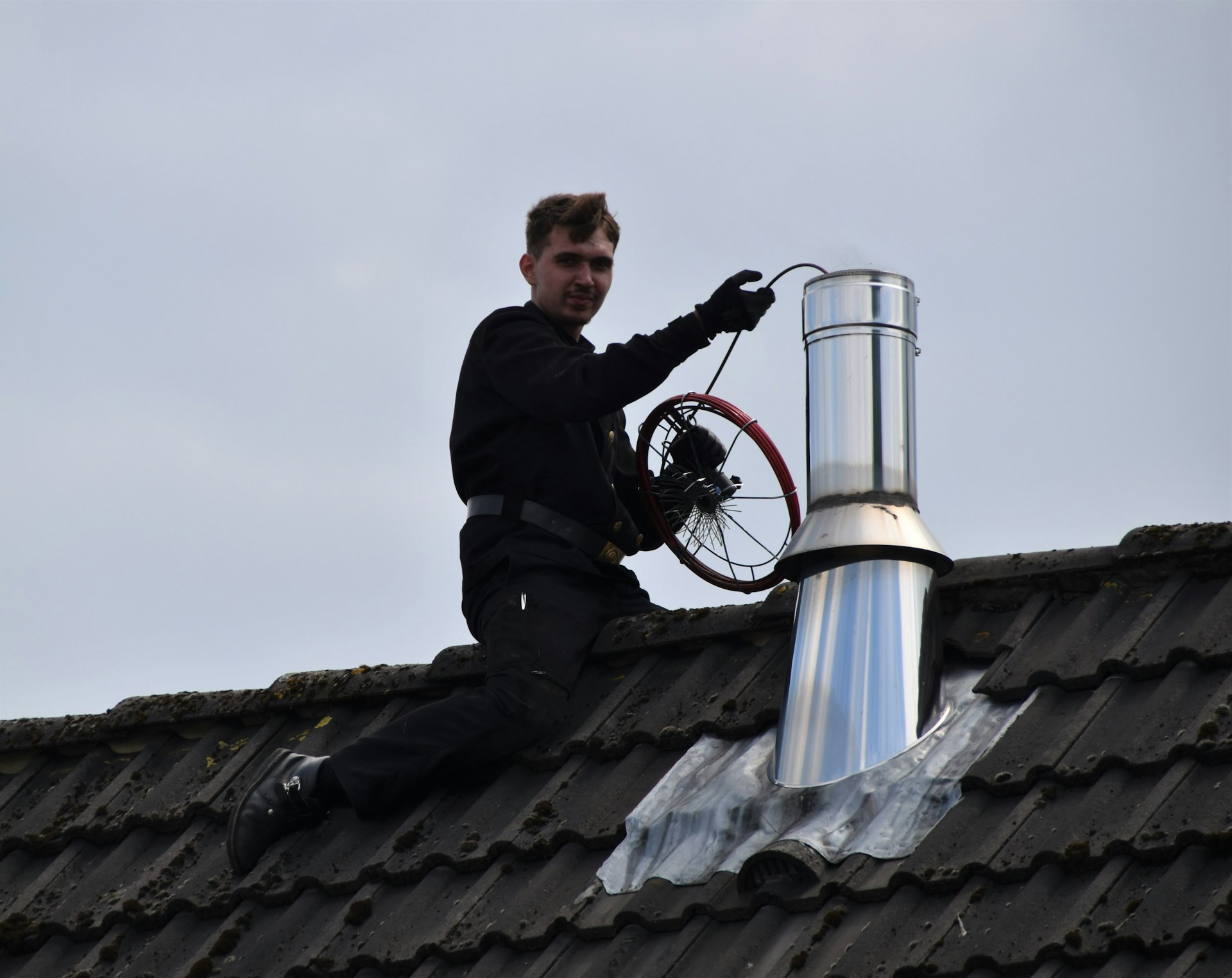 Garantir la performance de votre cheminée grâce au ramonage